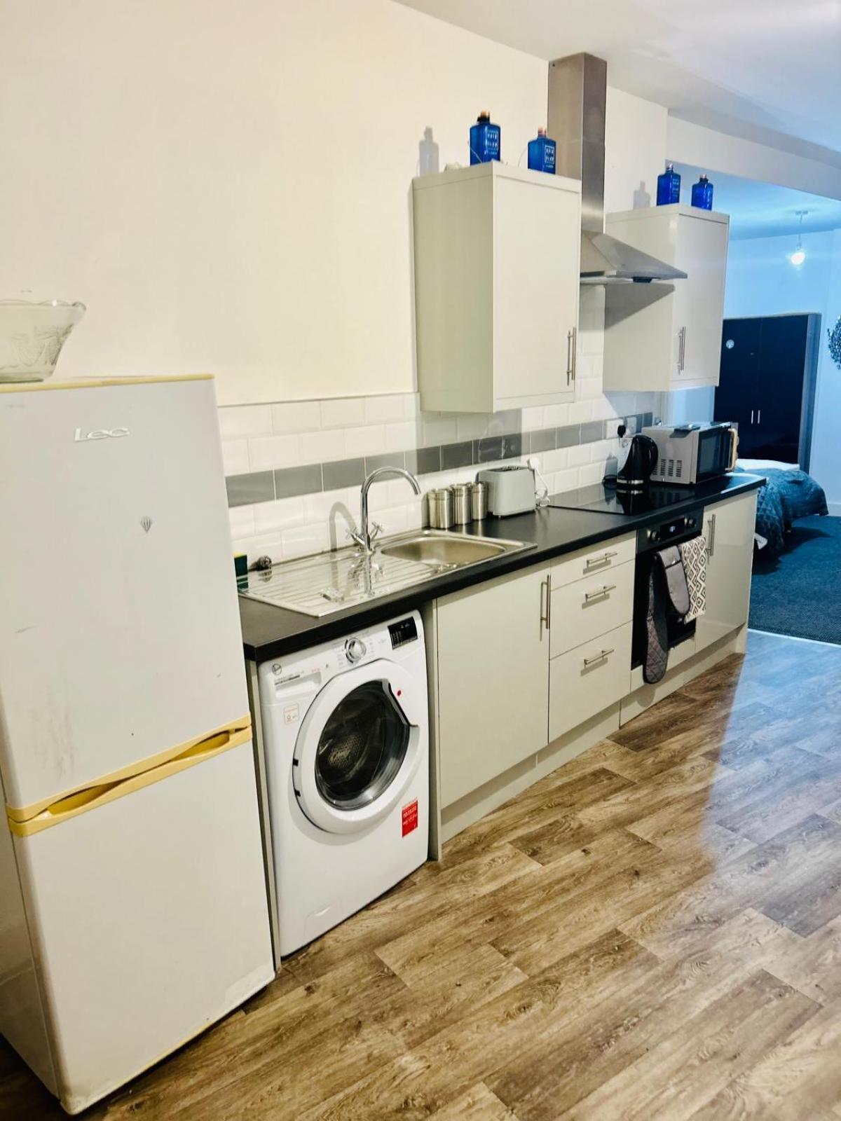 Studio Flat In Донкастър Екстериор снимка